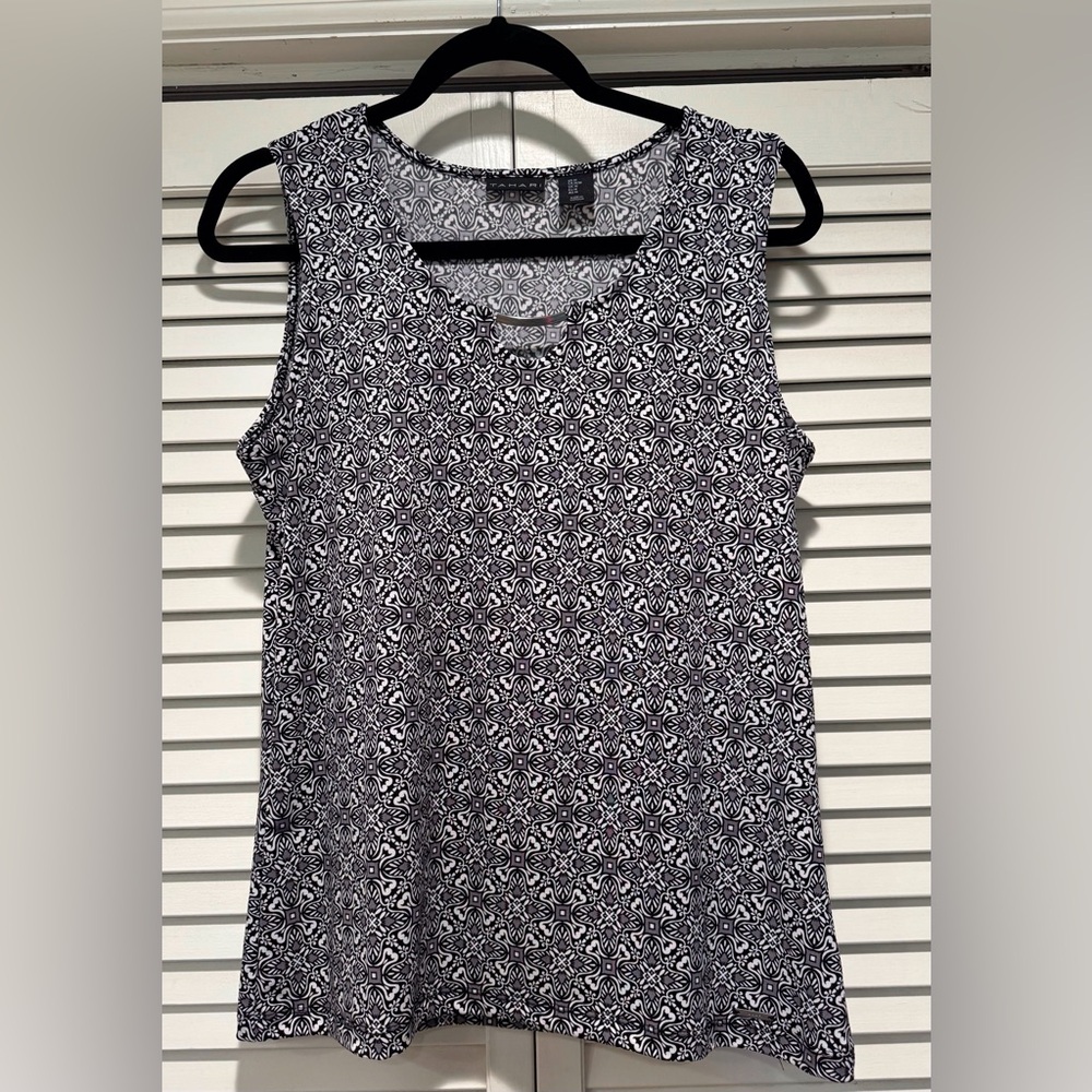 TAHARI—M, Black/White/Gray Patterned Sleeveless Top w/ Metal Bar Neckline Detail